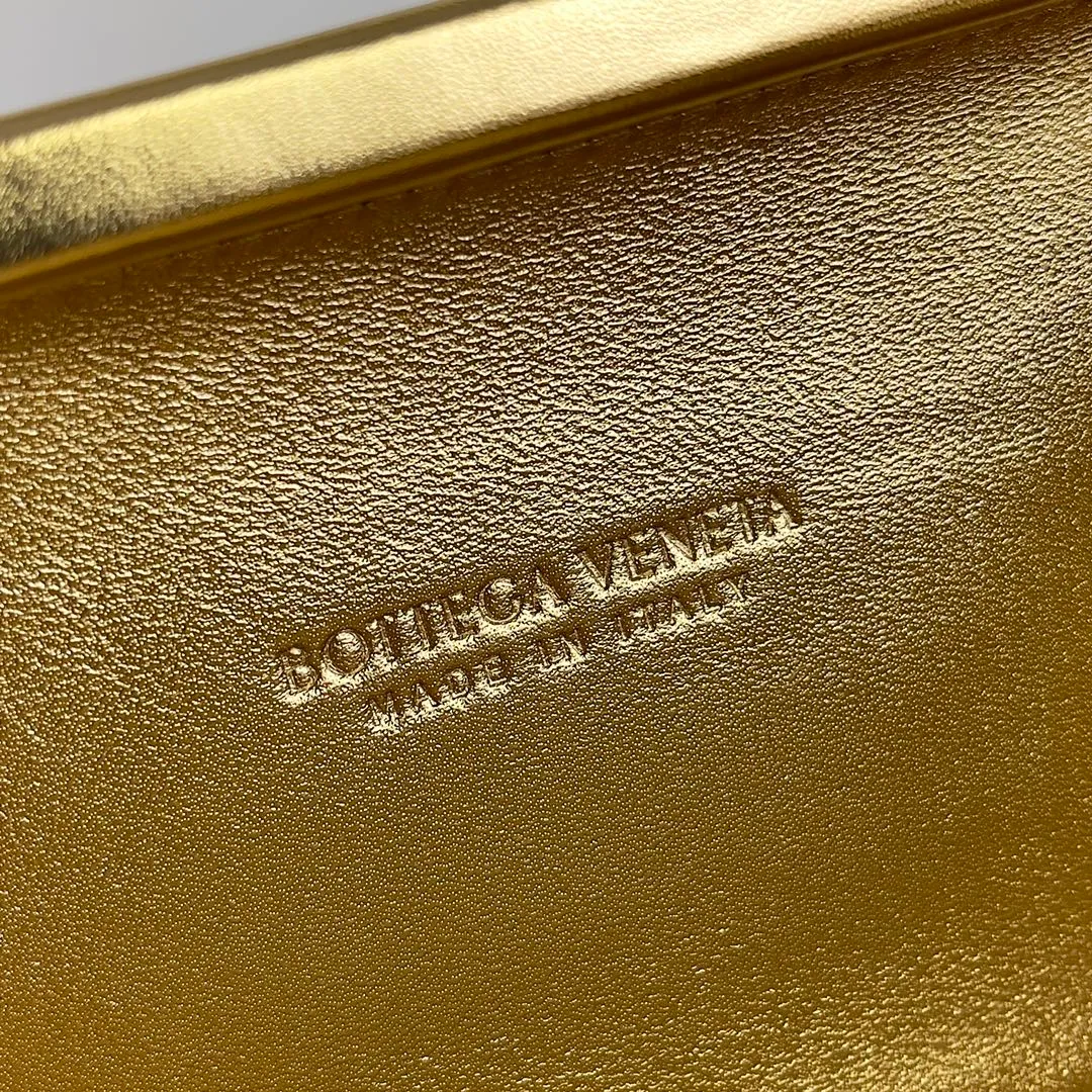 Batch 2100 𝘽𝙤𝙩𝙩𝙚𝙜𝙖 𝙫𝙚𝙣𝙚𝙩𝙖 (Higher version) Original leather ➕ Stainless steel hardware ➕ 24k real gold plating ➕ Fully handmade Jordanian Queen Rania and Princess Iman Knot clutch bag attended the event Real old money A must-have style❤️ The Knot classic is reproduced😌A small belt has been added to carry it on the shoulder🉑A must-have bag for important occasions, making your outfit more attractive✨ It is shipped with a full set of packaging from the factory, welcome to compare Style number: 717623 Size: 20.5*6*12.5